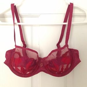 Chantelle Montaigne bra, size 32B, strawberry